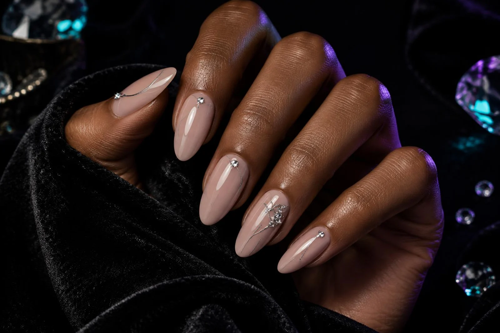 Inspiration nude almond nails with fine silver line art
